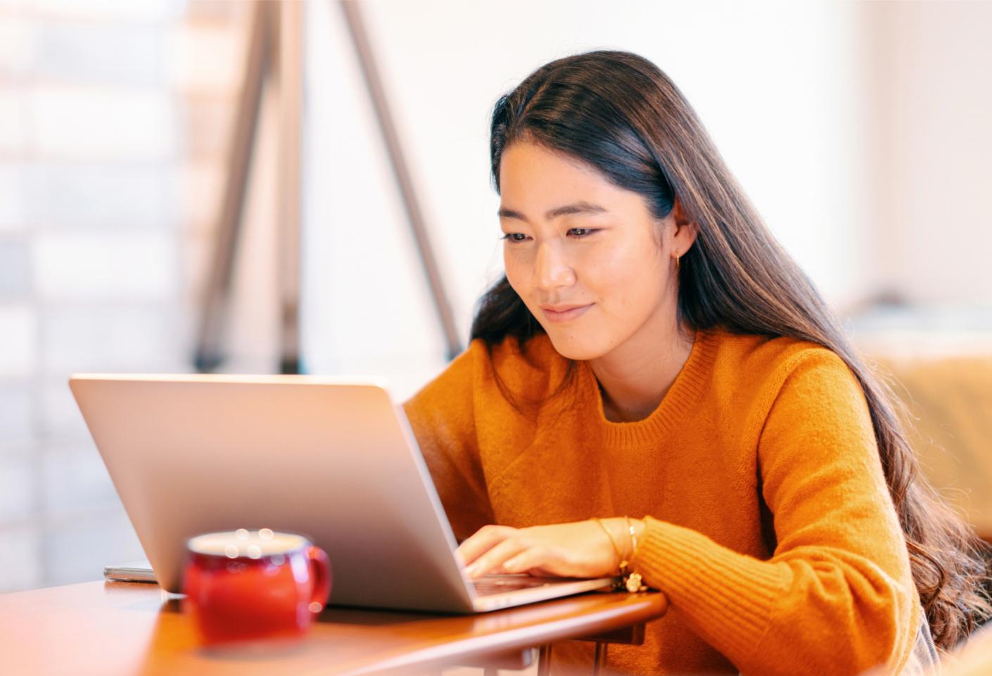Mujer trabajando con ordenador portátil
