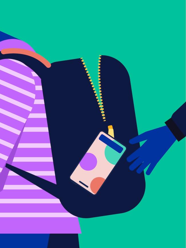 Hand greift in einen Rucksack, um ein Handy zu stehlen