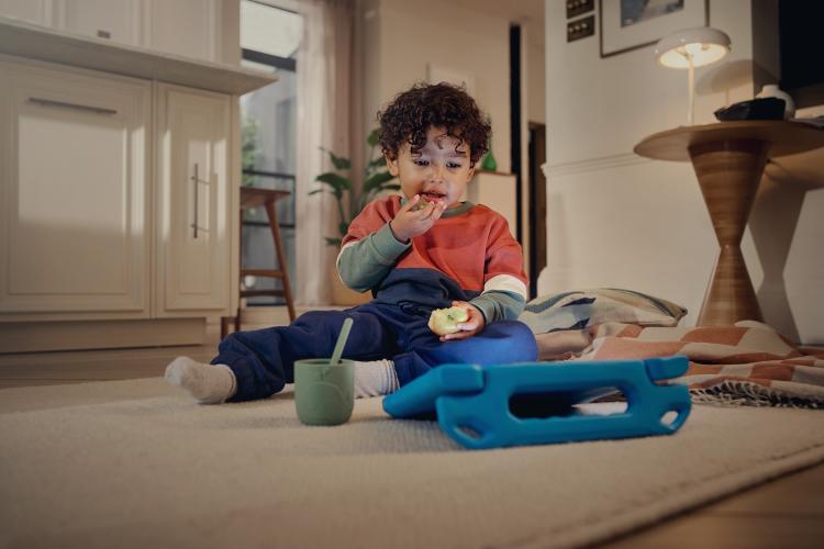 Pieni poika, jolla on SquareTrade-laite