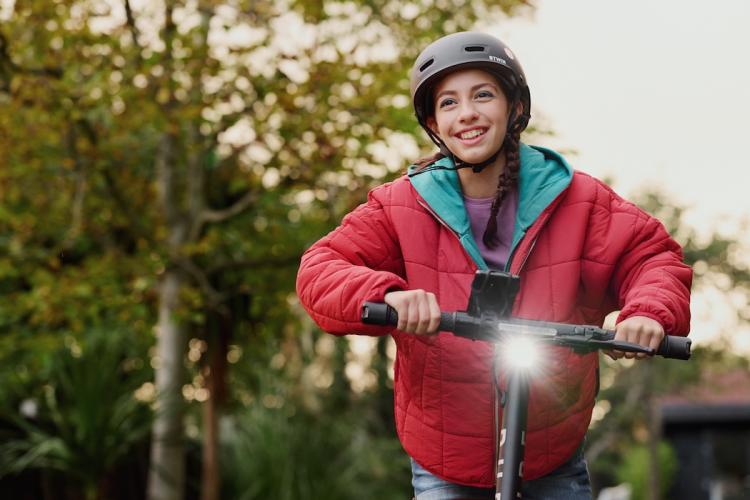 Tytt&ouml; potkulaudalla