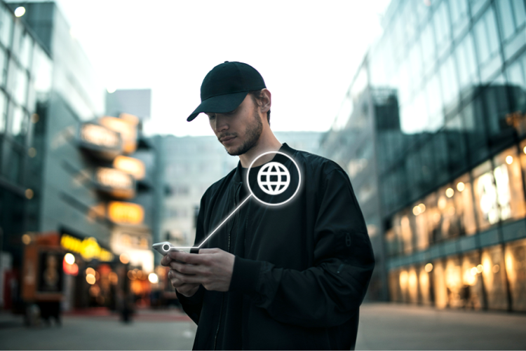Mann mit SquareTrade-Ger&auml;t